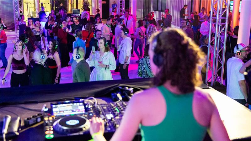 Silent Party: Landtag wird für sechs Stunden zum Club Hunderte Partygäste haben in Niedersachsens Landtag gefeiert.