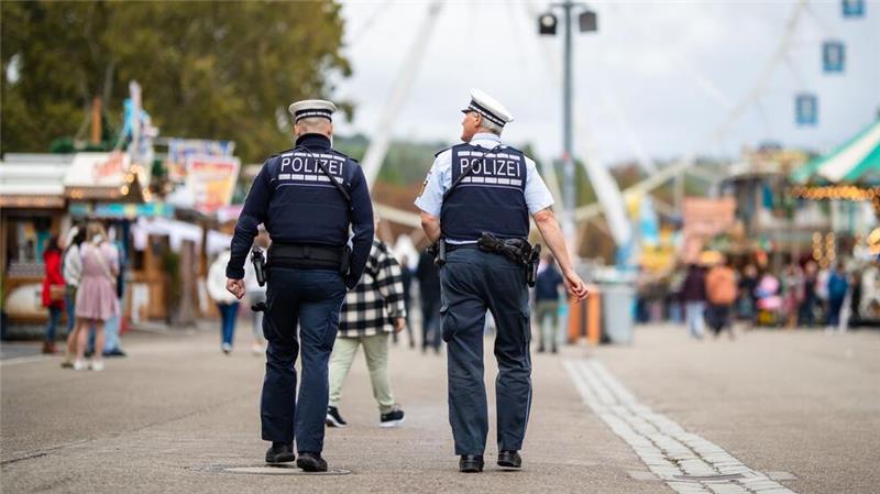 Hunderte Polizeibeamte sichern das Volksfest.