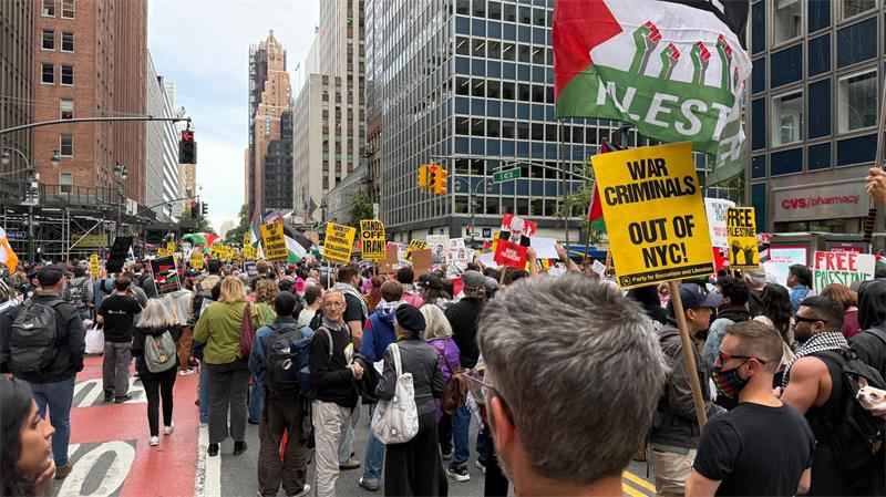 Konfrontiert mit Protest: Netanjahu verteidigt Kriege bei UN Hunderte Protestieren in New York in gegen Netanjahu.