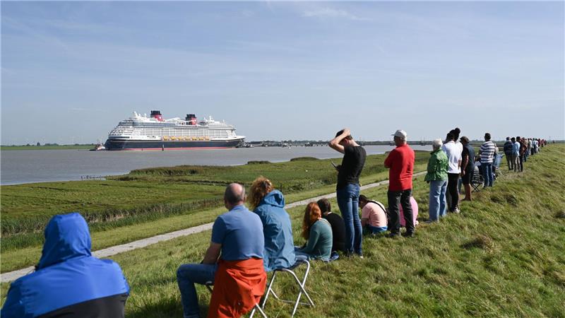 Kreuzfahrtschiff „Disney Destiny“ hat Nordsee erreicht Hunderte Schaulustige beobachteten die letzten Meter der Schiffspassage über die Ems.