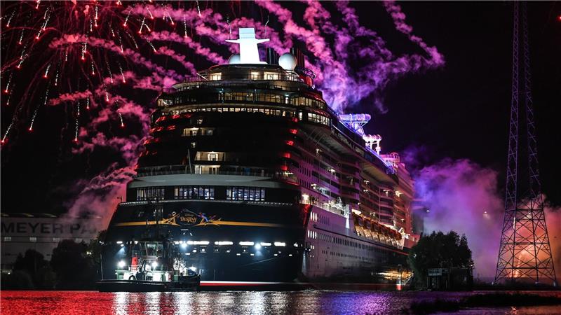 Neues Meyer-Kreuzfahrtschiff auf dem Weg Richtung Nordsee Hunderte Schaulustige bestaunten das Spektakel in Papenburg.