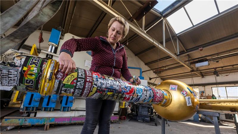 Zugspitze glänzt wieder - Gipfelkreuz neu vergoldet zurück Hunderte Sticker klebten auf dem Gipfelkreuz. (Archivbild)