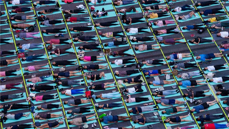 Hunderte Yogis nehmen an Yoga-Kursen im Herzen Manhattans teil.