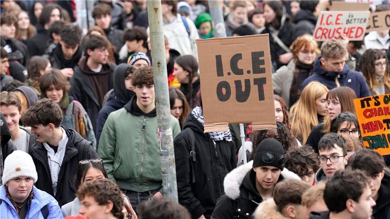 Hunderte protestieren am Eröffnungstag in Mailand gegen die Anwesenheit von Beamten der US-Einwanderungsbehörde ICE bei den Winterspielen.
