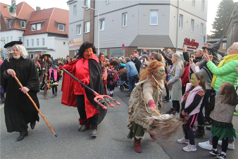 Hexen im Harz: Zehntausende feiern wieder Walpurgis Hunderte stehen an den Straßen und bewundern die Hexen- und Teufelsbrut in Braunlage. Foto: Eggers