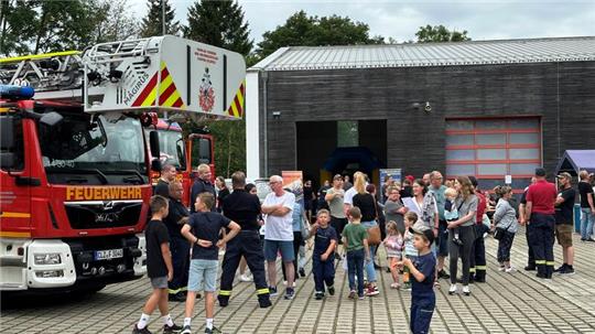Hunderte von Besuchern kommen zum Tag der offenen Tür der Freiwilligen Feuerwehr Clausthal-Zellerfeld und nehmen unter anderem auch die Drehleiter unter die Lupe.