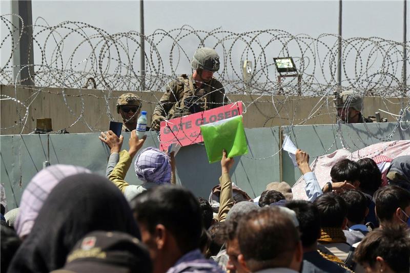 US-Regierung gibt Trump Schuld an Afghanistan-Chaos Hunderte von Menschen versammeln sich am 15.08.2022 nahe eines Evakuierungskontrollpunkts am Flughafen in Kabul, um aus dem Land zu fliehen.