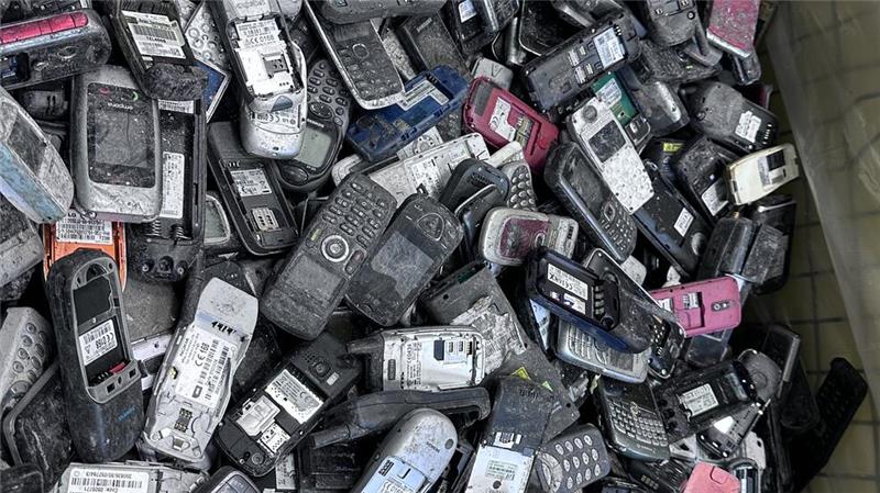 Ist die Gefahr von Großbränden bei Electrocycling jetzt gebannt? Hunderte von alten Handys werden bei der ECG recycelt.