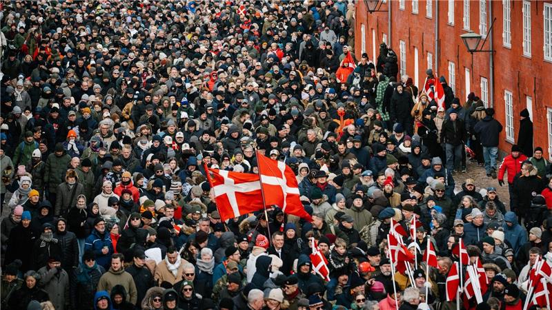 Hunderte von dänischen Veteranen, von denen viele an der Seite von US-Truppen gekämpft haben, demonstrieren in Dänemark.