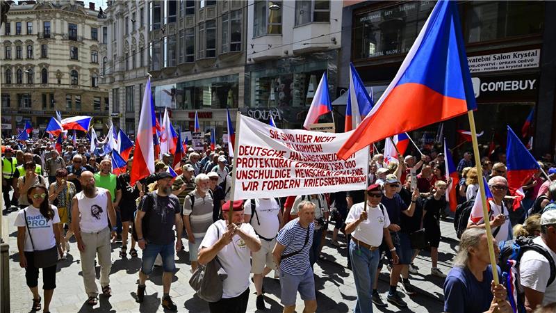 Hunderte zogen bei dem Protestmarsch gegen den Sudetendeutschen Tag durch Brno (Brünn).
