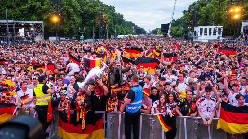 Die EM im „Sommer der Liebe“? Partystimmung auf den Straßen Hunderttausende Menschen feiern während der Fußball-EM auf den Fanmeilen in Deutschland.