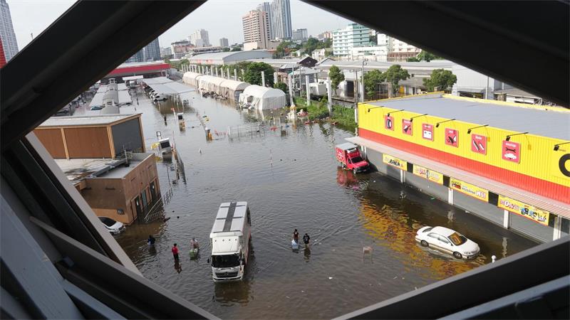 Hochwasser in Bangkok beeinträchtigt Luftverkehr Hunderttausende Menschen sind allein in Bangkok betroffen.