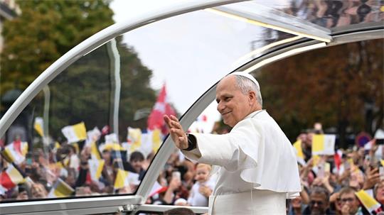 Hunderttausende Menschen sind für die Papstmesse ins Stadtzentrum von Paris gekommen.