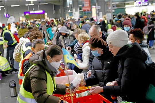 Hunderttausende Menschen sind nach dem russischen Angriff aus der Ukraine geflüchtet – wie hier bei der Ankunft in Berlin Anfang März. GZ und DRK-Kreisverband hatten Ende Februar eine Spendenaktion zur Ukraine-Hilfe gestartet.  Archivfoto: dpa