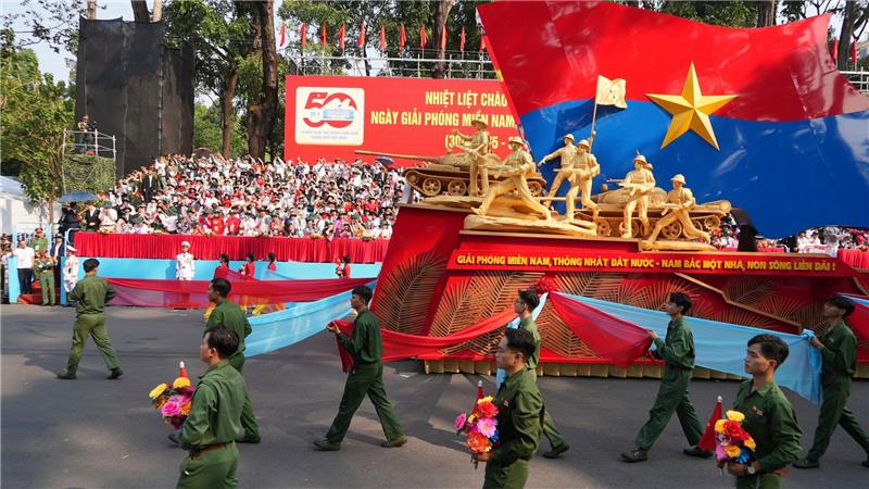 Vietnam feiert 50 Jahre Kriegsende - riesige Militärparade Hunderttausende feierten in Ho-Chi-Minh-Stadt.