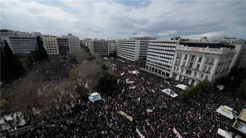Griechische Regierung übersteht Misstrauensvotum Hunderttausende gingen für die Aufklärung des Zugunglücks auf die Straße.