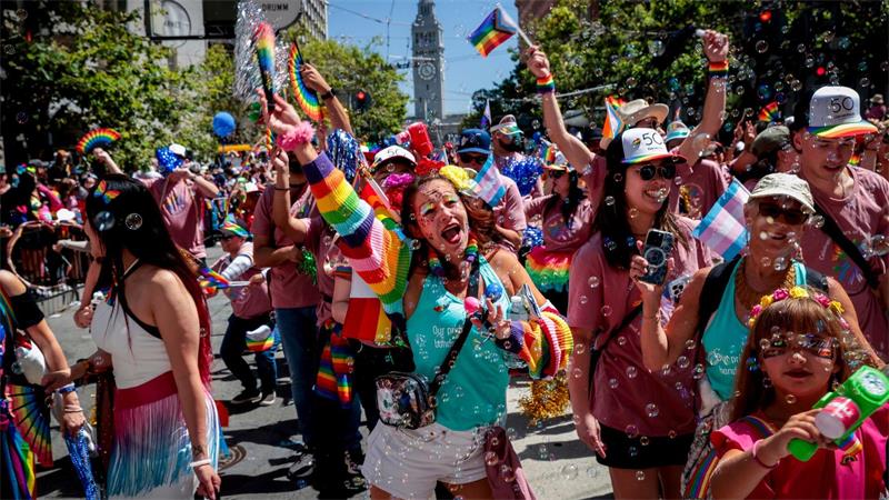 Zehntausende bei Pride-Paraden in New York und San Francisco Hunderttausende sind als Pride-Teilnehmer und Zuschauer in San Francisco dabei.