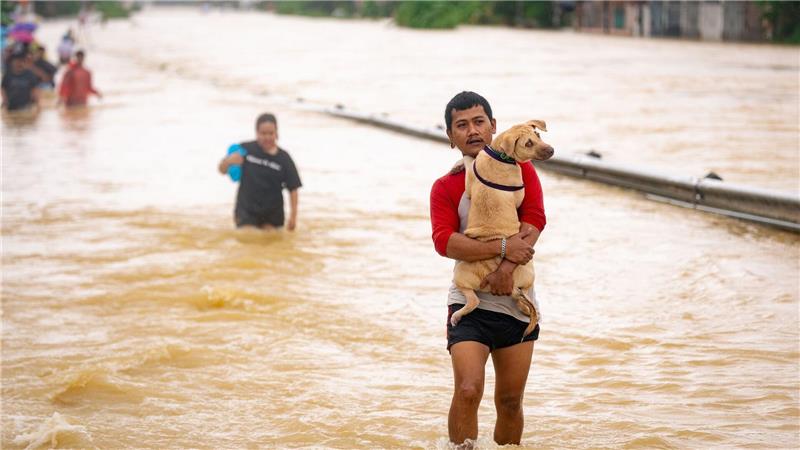 Hunderttausende sind in Südthailand auf der Flucht vor dem Hochwasser.
