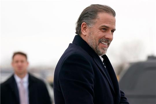 Hunter Biden, der Sohn von US-Präsident Biden, besteigt zusammen mit seinem Vater die Air Force One.