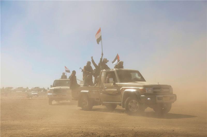 Erneut US-Angriff gegen Huthi-Miliz im Jemen Huthi-Kämpfer veranstalten eine Kundgebung gegen die Angriffe der USA und Großbritanniens auf von den Huthis betriebene militärische Einrichtungen.