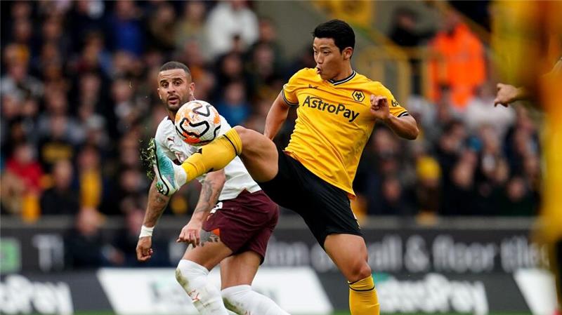 Rassismus-Vorfall: Italienischer Fußballer Curto gesperrt Hwang Hee-Chan (r) von Wolverhampton Wanderers soll diskriminierend beleidigt worden sein.