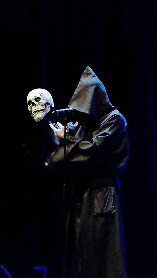 „I have no body“, singt der Totenkopf, den der Tod mal eben aus der Kutte zaubert. Der ist und bleibt gern anonym und kommt ansonsten auch ganz gut ohne derartige Utensilien aus – die Stimme, die Worte und die Gestik der Hände reichen, um das Publikum in den Bann zu ziehen. Fotos: Zietz