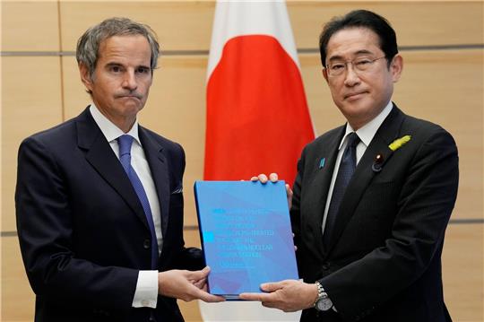 IAEA-Generaldirektor Rafael Grossi (l) überreicht Japans Ministerpräsident Fumio Kishida den Abschlussbericht der Internationalen Atomenergiebehörde.