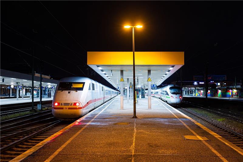 ICE stehen am Abend als Aufenthaltszug an einem verwaisten Bahnsteig im Hauptbahnhof.