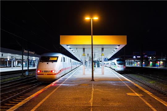 ICE stehen am Abend als Aufenthaltszug an einem verwaisten Bahnsteig im Hauptbahnhof.