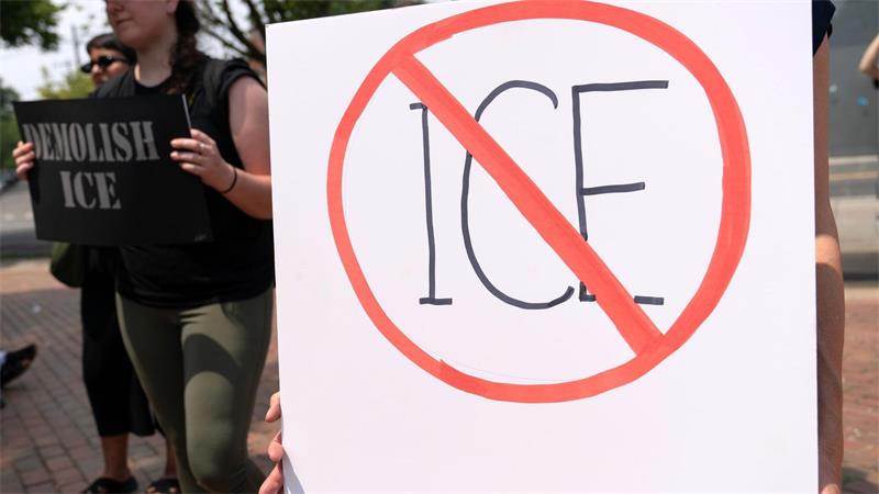 Trump zieht überraschend Toppersonalie zu ICE-Behörde zurück ICE wurde zum Symbol für berüchtigte Razzien gegen Migranten. (Archivbild)