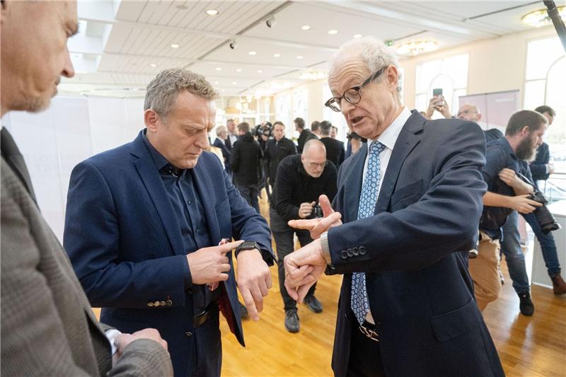 Zähes Ringen bei den Metall-Tarifverhandlungen geht weiter IG-Metall-Bezirksleiter Baden-Württemberg Roman Zitzelsberger (l) und Harald Marquardt, Stellvertretender Vorsitzender Südwestmetall, nehmen an den Tarifverhandlungen der Metall- und Elektroindustrie teil.