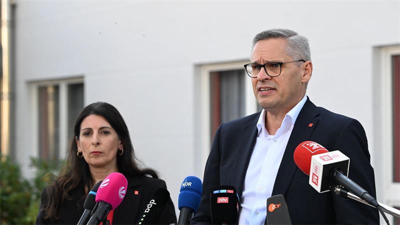 VW kündigt Tarifverträge: Was heißt das für Beschäftigte? IG-Metall-Bezirksleiter Gröger und VW-Betriebsratschefin Cavallo zeigten sich nach dem Gespräch „enttäuscht und wütend“.