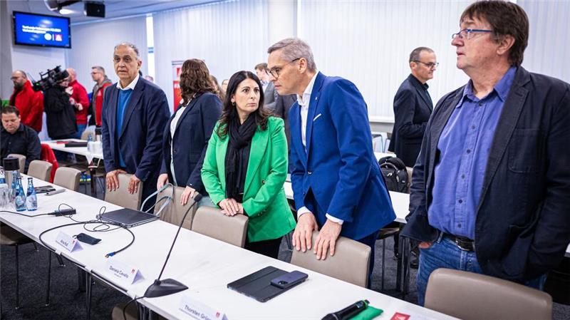 IG-Metall-Bezirksleiter Thorsten Gröger und Betriebsratschefin Daniela Cavallo stellten in der Tarifrunde klare Bedingungen für die Fortsetzung der Gespräche.