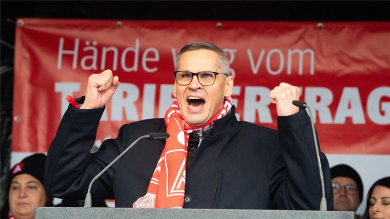 VW-Tarifrunde: Mehr als 6.000 protestieren in Wolfsburg IG-Metall-Bezirksleiter Thorsten Gröger warnt vor einer Eskalation ab 1. Dezember.