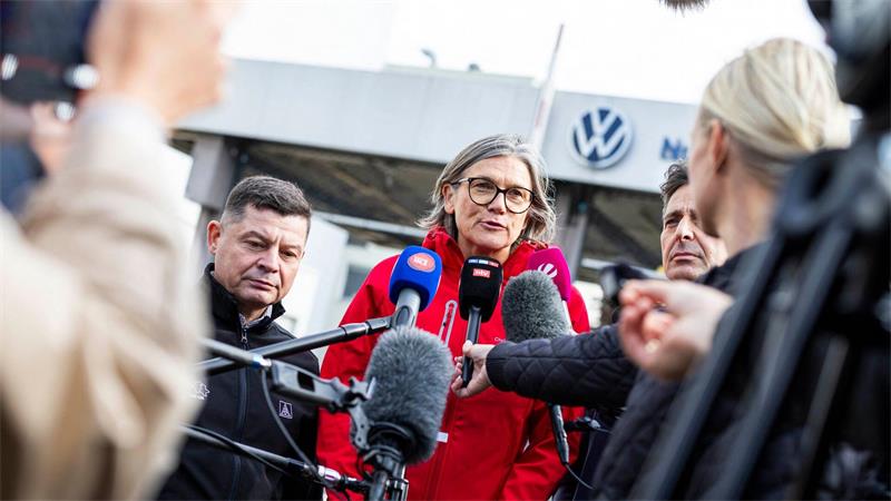 IG Metall mobilisiert rund 175.000 Auto-Beschäftigte IG-Metall-Chefin Benner sprach am Montag in Wolfsburg und Hannover.