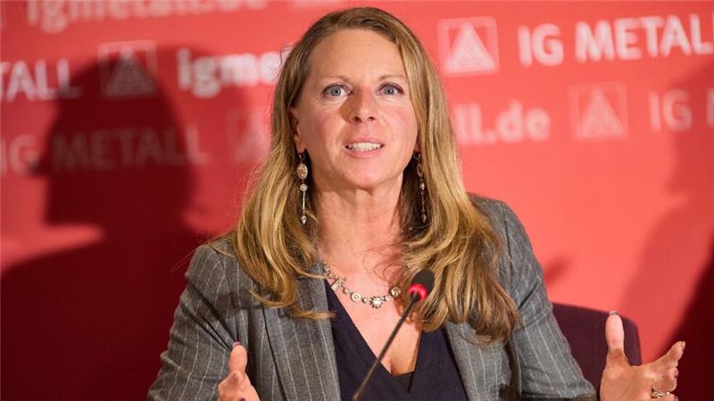IG-Metall-Tarif-Vorständin Nadine Boguslawski erläutert den Abschluss.  