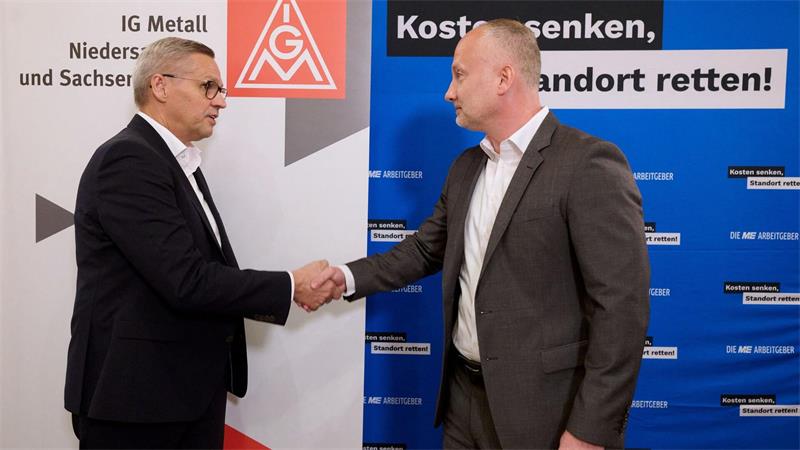 Metall-Tarifauftakt in Niedersachsen ohne Annäherung IG-Metall-Verhandlungsführer Thorsten Gröger (links) und Arbeitgeber-Verhandler Mladen Petkovic.