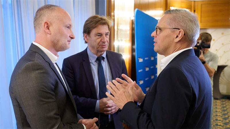 Warnstreiks in Metall- und Elektroindustrie rücken näher IG-Metall-Verhandlungsführer Thorsten Gröger (rechts), NiedersachsenMetall-Hauptgeschäftsführer Volker Schmidt (Mitte) und Arbeitgeber-Verhandler Mladen Petkovic (links). (Archivbild)