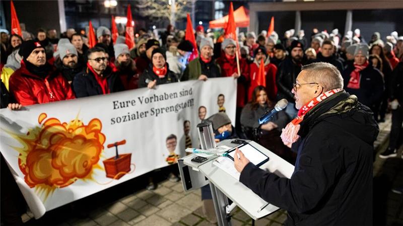 Volkswagen vor Warnstreiks - Ende der Friedenspflicht IG-Metall-Verhandlungsführer Thorsten Gröger sprach von „Warnstreiks, die das Unternehmen nicht übersehen kann“.