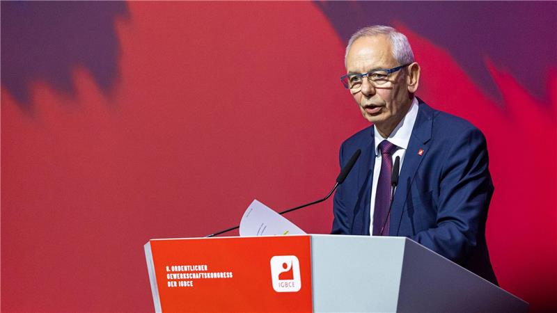 Gewerkschafts-Chef für längeres Arbeitslosengeld IGBCE-Chef Michael Vassiliadis wurde auf dem Gewerkschaftskongress mit großer Mehrheit im Amt bestätigt. (Archivbild)