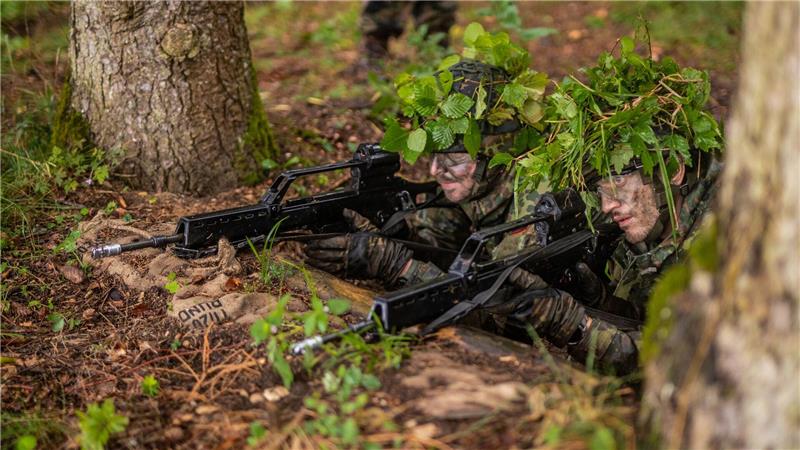 Vom Altenheim zum Reservisten: Ex-Zivis melden sich zum Bund IHK-Präsident und Ex-„Zivi“ Henner Pasch will im Ernstfall helfen und hat sich nachträglich zur Bundeswehr gemeldet