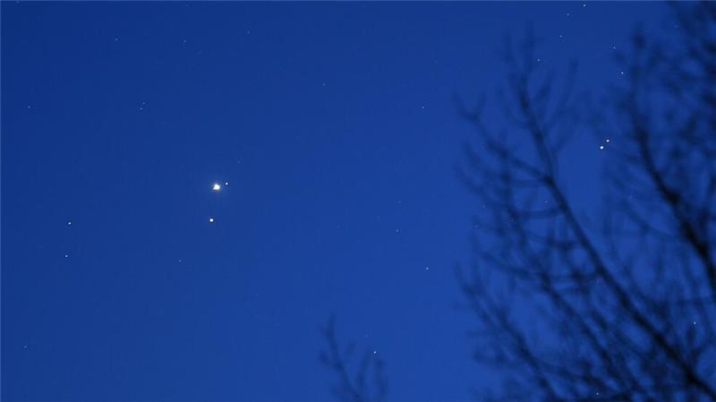 Planeten-Parade am Nachthimmel ILLUSTRATION - Jupiter und Mars am Nachthimmel