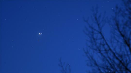 ILLUSTRATION - Jupiter und Mars am Nachthimmel 