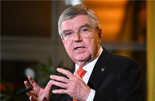 IOC-Chef Thomas Bach widerspricht der scharfen Kritik an einer möglichen Rückkehr von Russen auf die internationalen Sportbühnen.