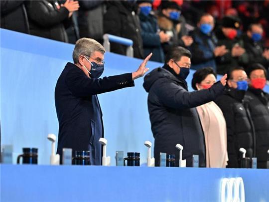 IOC-Präsident Thomas Bach (l-r) und Chinas Präsident Xi Jinping im Olympiastadion auf der Ehrentribüne. Foto: Anthony Wallace/Pool AFP/dpa