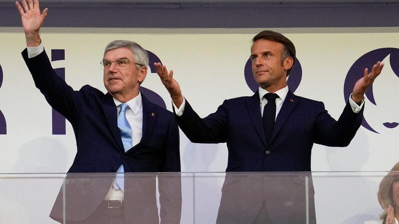 „Spiele einer neuen Ära“: Paris sagt au revoir IOC-Präsident Thomas Bach (l) und der französische Präsident Emmanuel Macron.