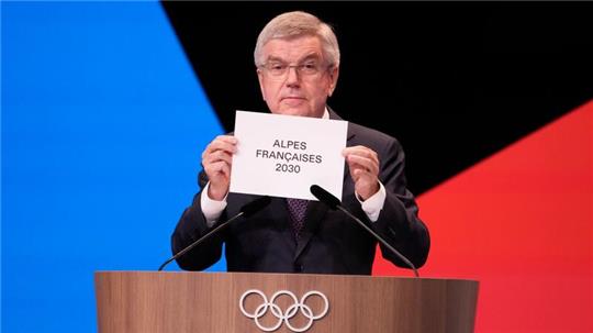 IOC-Präsident Thomas Bach verkündet die Vergabe der Winterspiele 2030 an Frankreich.
