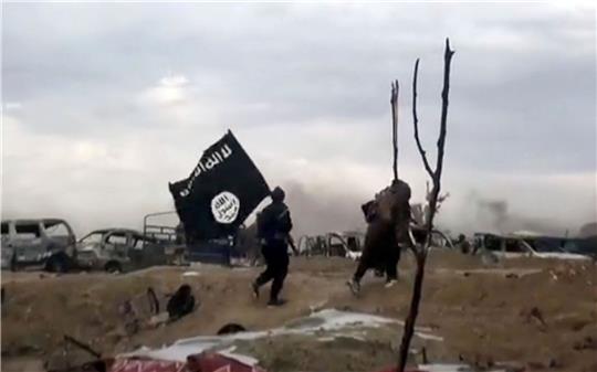 IS-Kämpfer im März 2019 mit einer IS-Flagge im syrischen Ort Baghus (Symbolfoto). Mindestens 53 Menschen wurden nun bei einem neuen Anschlag der Terrororganisation in der östlichen Staadt Al-Suchna getötet.