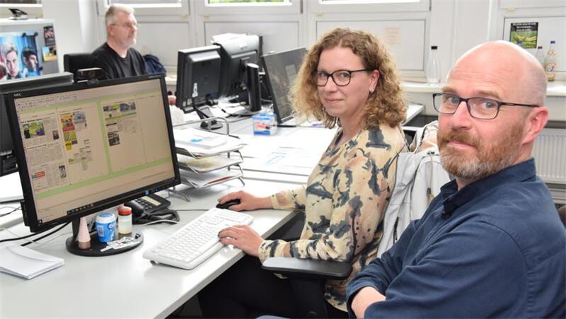 IT-Chef Marko Siegling und Nina Wodicka aus dem Verkaufsteam der GZ prüfen viele Details, damit das neue System im Verlag läuft.