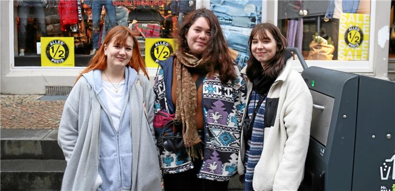 Umfrage zum Feuerwerk: Bunter Segen oder Tierquälerei? Iadeen Emmel, Lena De Stasio und Emely De Stasio (v.l.) Fotos: Böhnisch